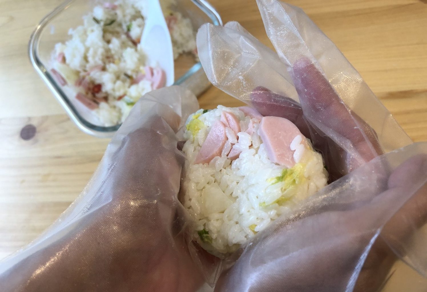 魚肉ソーセージと白菜漬けのリメイクおにぎりの作り方（工程３）