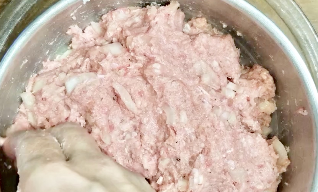 肉汁ハンバーグの作り方（工程１）